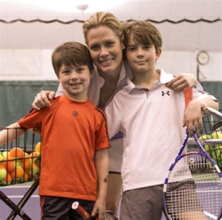 An American Jornalist, Chris McKendry holds a net worth over $2.3 million; She has 2 children with her husband