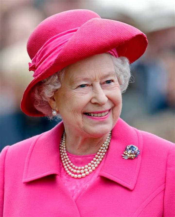 Does Queen Elizabeth II Wear Makeup?