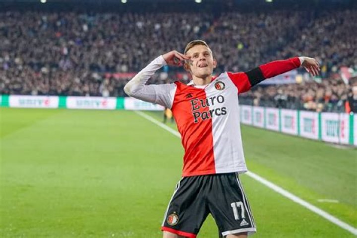 Feyenoord's Midfielder Sebastian Szymanski Salary, Net Worth, Girlfriend, Parents, Stats, Wiki, Age, Height, Instagram