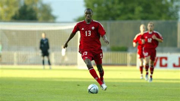 Histoire de l'enfance d'Atiba Hutchinson et faits biographiques inchangés