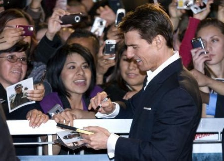 Is Tom Cruise Left Handed?