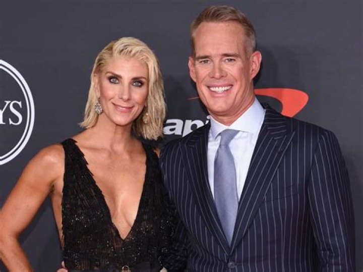 Joe Buck Bio, Sportscaster, Fox Sports, salary, net worth, affair, girlfriend, wife, married, Facts, Earnings, Age, Height, Nationality, Family