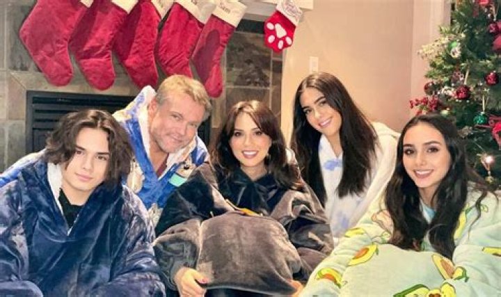 Lexa Doig | Paige Lassiter / Michelle Logan, Virgin River, Michael Shanks, Net Worth, Married, Husband, Mia Tabitha Shanks, Kids, Parents, Father, Mother, Children, Son, Daughter, Family, Wedding, Brother