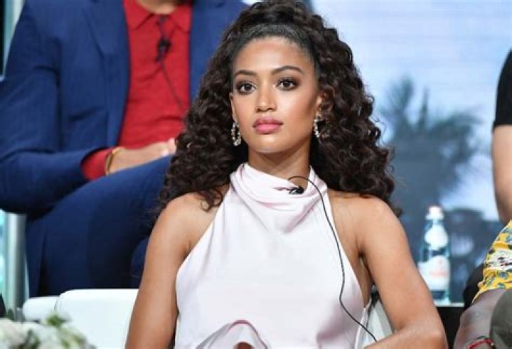 Samantha Logan Height, Age, Net Worth, Parents, Boyfriend